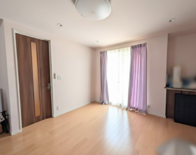 奥行きがあり広々とした空間!開放感あふれるリビングで、家族のびのび!