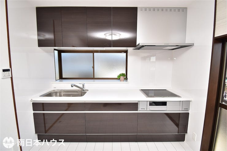 【キッチン】吊戸棚付きのシステムキッチンです!IHクッキングヒーターで安全面も確保♪