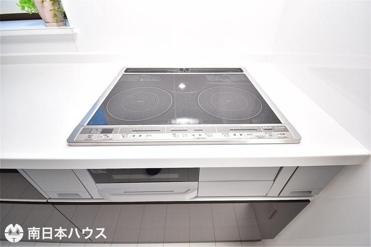 【IHクッキングヒーター】3口のコンロとグリル付き!お手入れのしやすさが魅力のキッチンです!