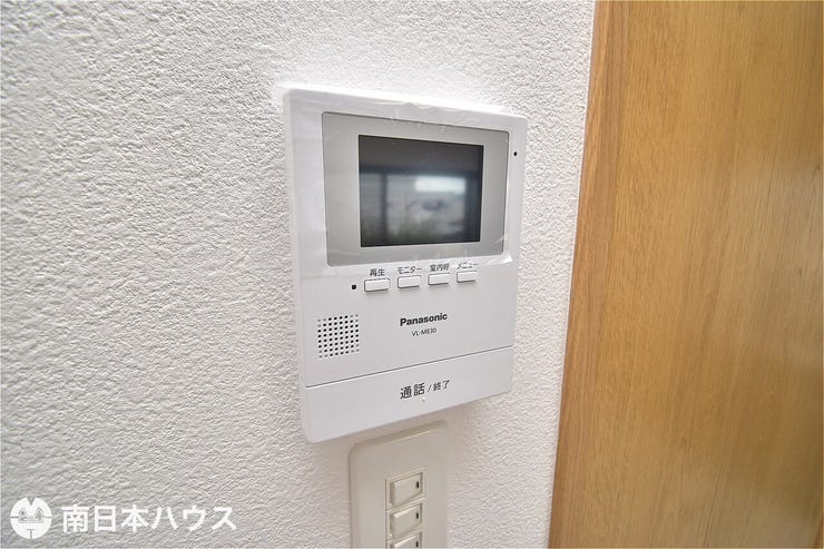 【モニター付きインターホン】玄関周りを確認でき、留守のときなども訪問者を確認できるので防犯面で安心!