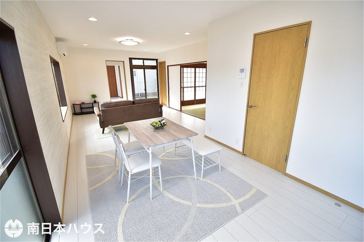 【リビング】クロス、床、建具などをリフォーム済みです!白を基調にした明るい室内です♪