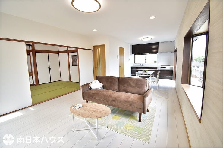 【リビング】クロス、床、建具などをリフォーム済みです!白を基調にした明るい室内です♪