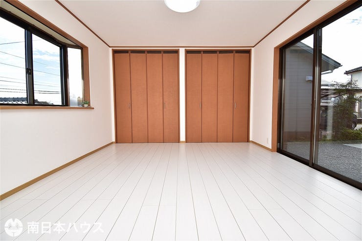 【洋室】1階にある洋室です!広々としたお部屋なので寝室にも最適♪両面に窓があり通風良好♪