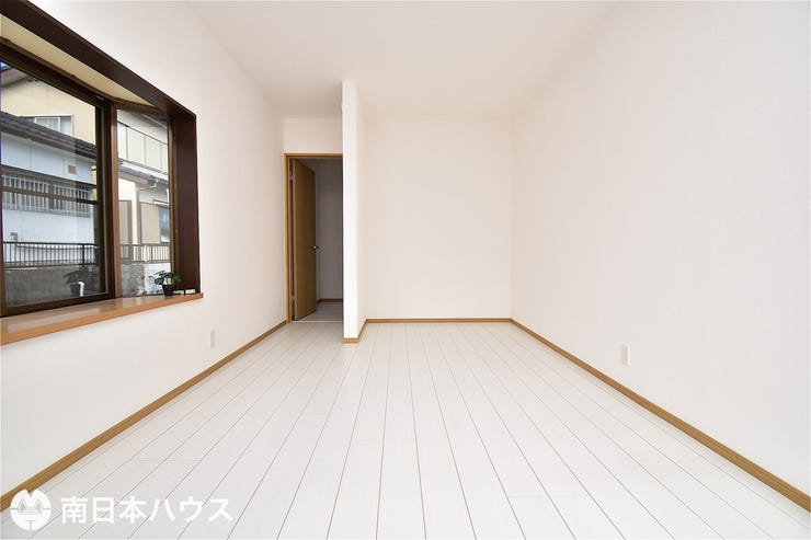 【洋室】1階の洋室です!全居室クロスの張替え、床の張替えをしてあります♪