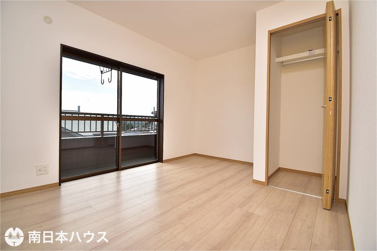 【洋室】2階にある洋室です!南向きのバルコニーに面した明るいお部屋です♪