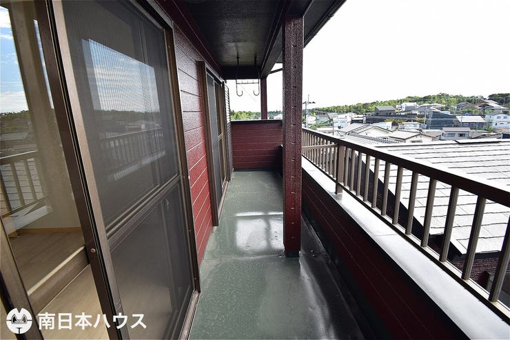 【バルコニー】南向きのバルコニーです!日当たり、通風良好で洗濯物も良く乾きそう♪桜島も見えます♪