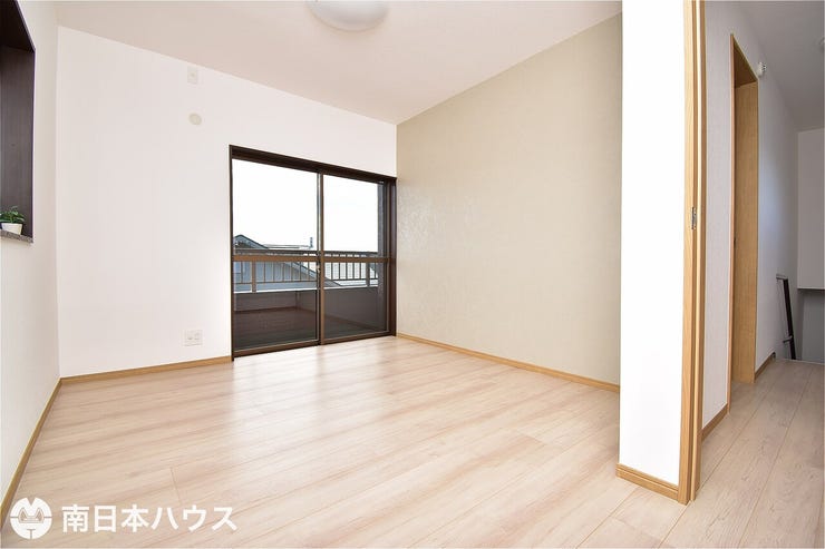 【洋室】2階にある洋室です!南向きのバルコニーに面した明るいお部屋です♪