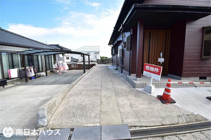 【駐車場】玄関横にも縦列で3台は停められるスペースがあります!来客があっても困りません♪