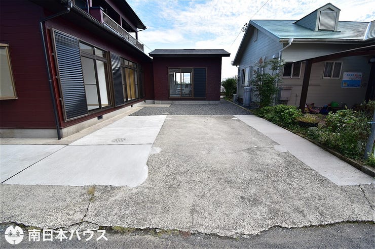 【駐車場】駐車場は4台以上可能なスペースがあります!お庭としても楽しめる広さがあります♪