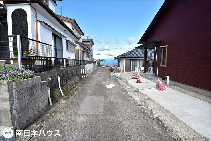 【前面道路】西向きの前面道路幅は約4mです!通り抜けのない道路で交通量も少ない静かな住環境です♪