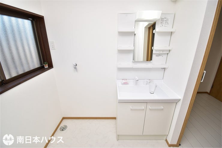 【洗面所】床やクロス以外にも洗面台や洗濯機用水栓も新調済み!