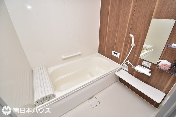 【浴室】二人でもゆったり入れる広さを確保した浴室!浴槽には段差がありお子様との入浴などにもぴったり♪