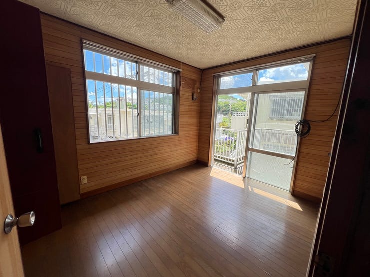 洋室5.3畳、二面窓で通風良好!