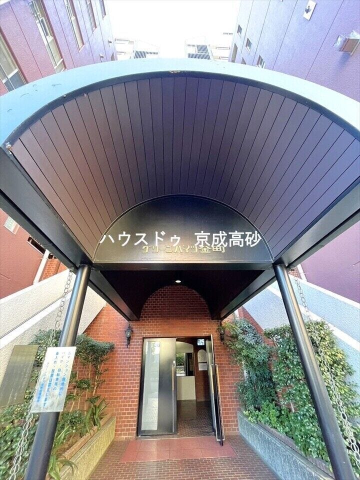 外と内をつなぐエントランスは管理が行き届き、居住者を優しく迎え入れてくれます。