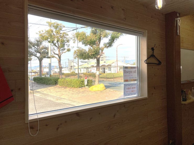 1階の店舗には三谷駅が見える窓を設置!駅もすぐそこなので、終電までゆっくりくつろげそうですね!