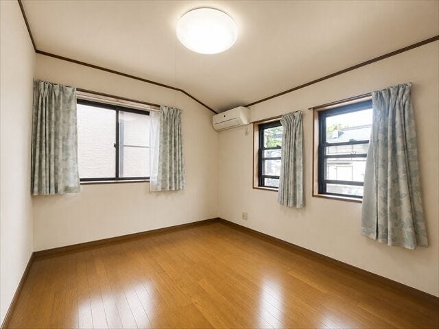 5.2帖洋室:2面採光なので日当たり、風通しともに良好です。写真には写っていませんが、収納があるのでお洋服などすっきりと片付けることができます。※実際の写真から家具等を消すCG加工をしています。