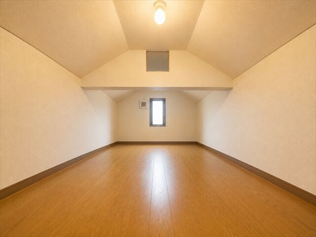 小屋裏収納:リビングには小屋裏収納が付いています。季節物の収納スペースとしてもお使い頂いたり、普段使わないものをしまうことができます。※実際の写真から家具等を消すCG加工をしています。