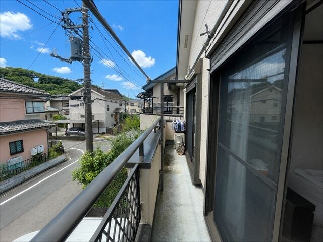 バルコニー:日当たりの良いバルコニー♪洗濯もはかどり、毎日お布団もふっかふか♪※実際の写真から家具等を消すCG加工をしています。