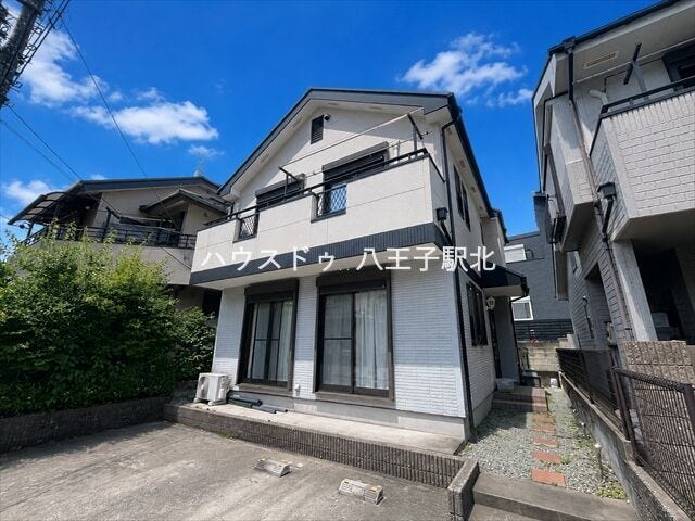 小学校まで徒歩10分以内と、お子様の通学も安心なエリアに2002年築の中古一戸建てが登場です。※実際の写真から家具等を消すCG加工をしています。