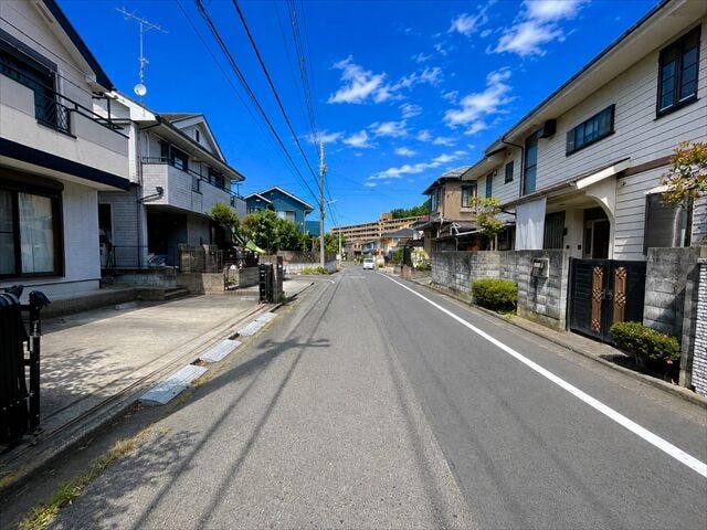 【南東側 前面道路】幅員約6mの前面道路です。道路幅にゆとりがあるので、車種を選びません。大きめの車を乗りたい方にもオススメです。※実際の写真から家具等を消すCG加工をしています。