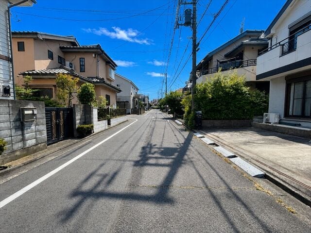 【南東側 前面道路】幅員約6mの前面道路です。車がすれ違うのに十分な道幅です。車が2台と通行人も通れる幅となっています。※実際の写真から家具等を消すCG加工をしています。