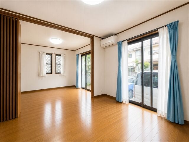 リビング:ご家族で過ごす時間を大切にできる空間になりそうですね。※実際の写真から家具等を消すCG加工をしています。