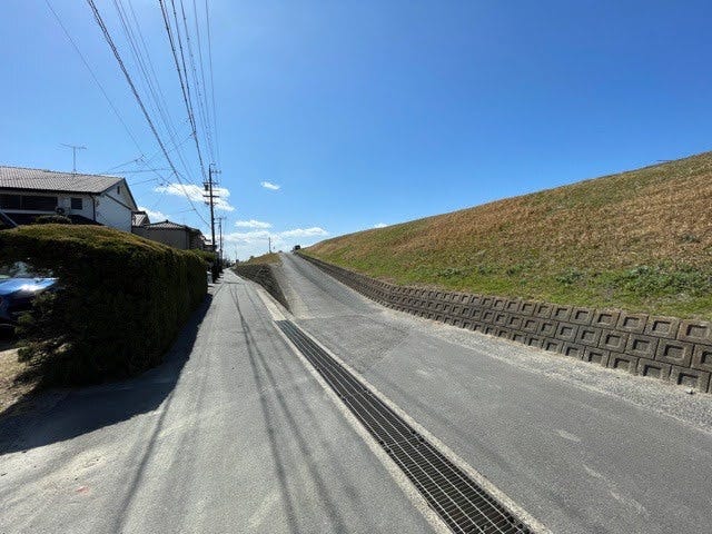 幅員約3mの前面道路です。セットバックが必要な道路となります。
大型車が入ってこれないので、騒音などの心配はありません。