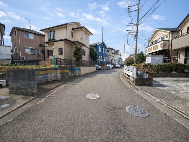 【北西側 前面道路】幅員約6mの前面道路です。車がすれ違うのに十分な道幅です。車が2台と通行人も通れる幅となっています。
