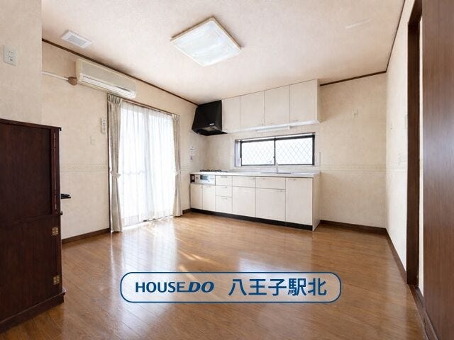 【ダイニングキッチン】
1階DK:画像は実際の室内写真及び間取り図をもとに、CGにて再現したイメージ画像であり、実際とは異なります。