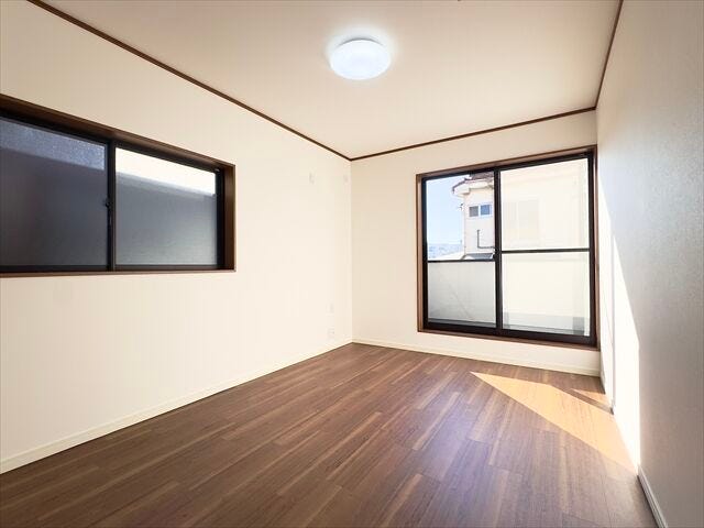 7帖洋室:バルコニーにつづく大きめの窓からたっぷりと日差しが降り注ぎます。2面採光なので、明るいお部屋でもちろん風通しも良好です。