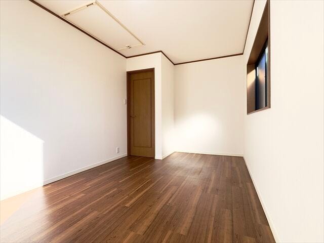 7帖洋室:屋根裏収納があるので普段使わない物や季節外のお洋服などを色々しまうことができます。