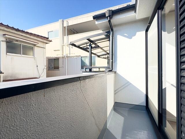 間取り図右側バルコニー:明るい日差したっぷりのバルコニーです♪こんな天気の良い日は気持ち良く洗濯物を干せますね!