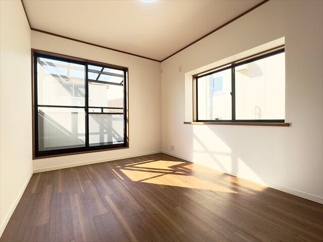 間取り図南側6帖洋室:バルコニーへ出入りのできる洋室。大型の寝具なども直接バルコニーで干すこともできますね。