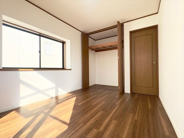 間取り図南側6帖洋室:収納がしっかりあるので、お部屋を広くお使いただけます。小物なども収納できるのでレイアウトも楽しむことができそうです。