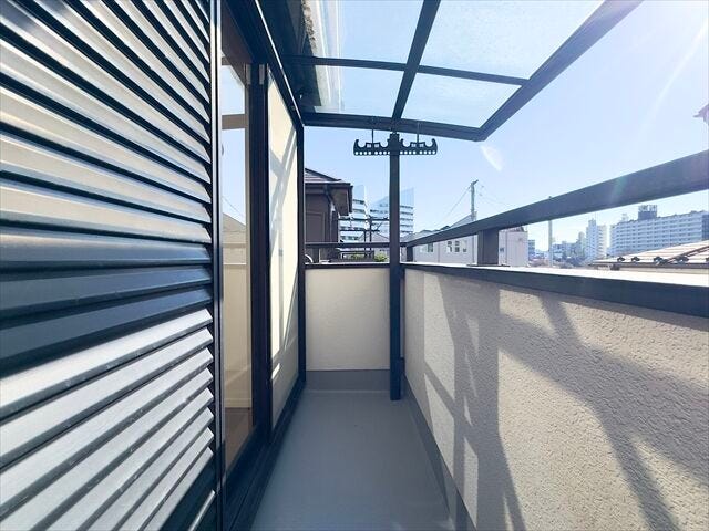 間取り図左側バルコニー:物干し竿が掛けられるようになっています。お洗濯もスムーズに干して取込めますね。