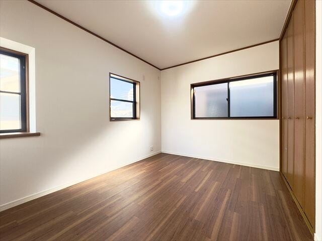 間取り図北側6帖洋室:北側にあるお部屋ですが、たっぷりと日差しが降り注ぐので明るい空間になっています。プライベートの時間も気持ちよく過ごすことができます。