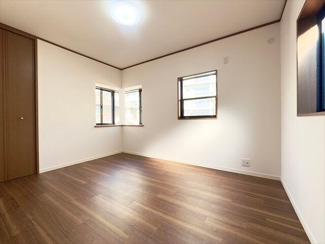 間取り図北側6帖洋室:全居室に収納完備!2面採光で窓から光が照らし、室内を明るくしてくれます。