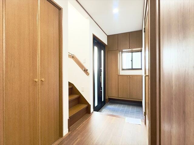 玄関:廊下と玄関ホールの段差があまりなく、小さなお子様もご年配の方にも出入りのしやすい玄関。玄関ドアから明るい光の入る玄関スペースです。