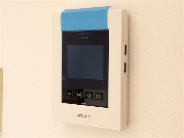 モニター付きインターホン:訪問者の顔を確認できるので防犯の効果が高まり暮らしに安心を与えてくれます。