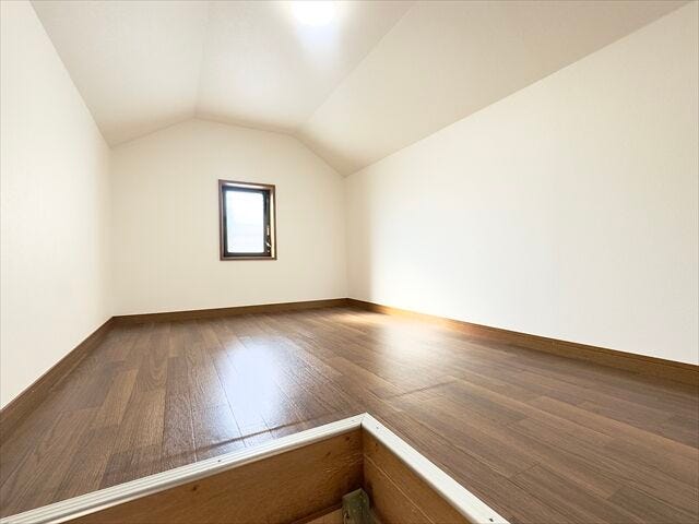 小屋裏収納:7帖洋室には小屋裏収納が付いています。季節物の収納スペースとしてお使いいただいたり、普段使わないものをしまった利することができます。