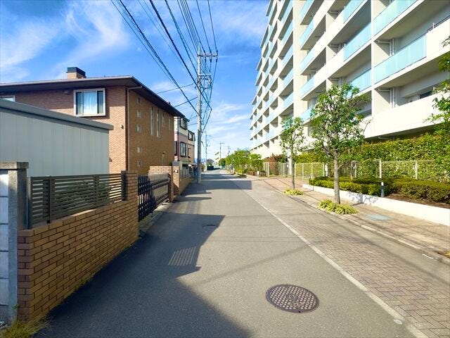 【北東側 前面道路】幅員約4mの前面道路です。普通車が1台通れる幅となります。大型車の通行が少ないので、振動や騒音が抑えられます。