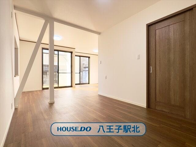 【リビング】
リビング:南側の窓からたっぷりと日差しが降り注ぎます。道路に面していないので、外からの視線が気になりにくくなっています。