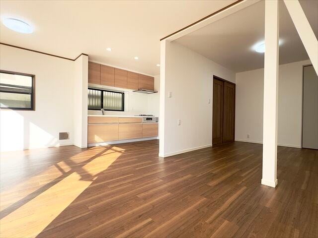 リビング:ダーク系のフローリングで落ち着いた雰囲気の内装です。