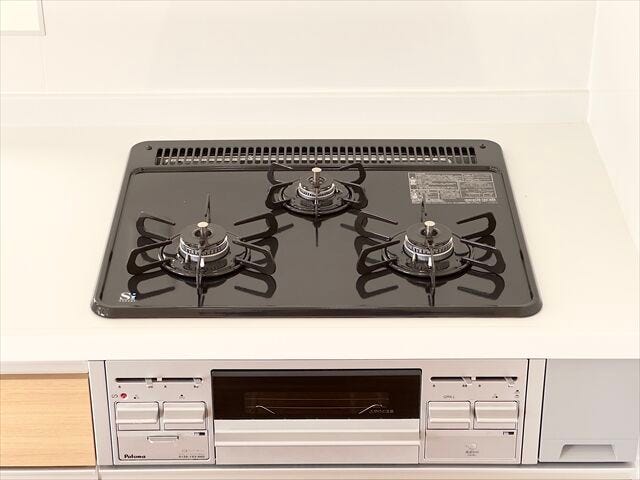 キッチン:3口ガスコンロなので一度に同時調理ができ、ご飯の準備もすぐにできそうです。