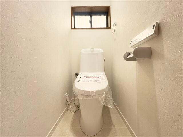 トイレ:ホワイトを基調としたシンプルな壁紙のトイレになります。2階にも設置されているのでお部屋からの移動も短縮できますね。