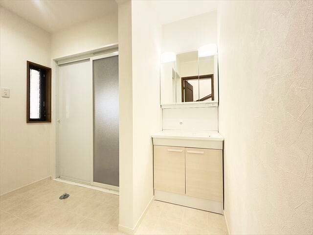 洗面所:ホワイトを基調とした洗面所です。三面鏡の裏や洗面台の下には収納スペースがあるので、散らかりがちな小物をスッキリと片付けることができます。