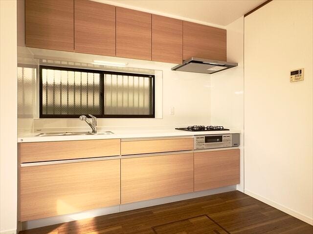 キッチン:料理もお手入れもしやすいシステムキッチンです。スライド式の引き出しは収納力はもちろん、取り出しやすいのが魅力ですね。