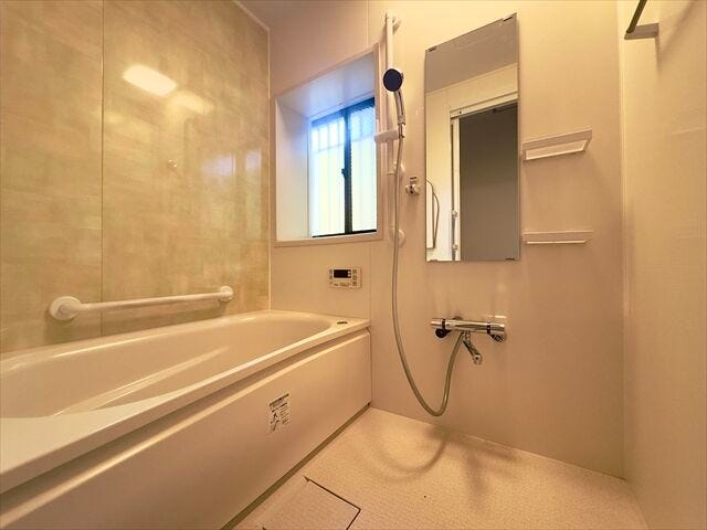 浴室:窓が付いているのでこもりがちな湿気もしっかり換気できます。浴槽近くに手すりがあるので安心してバスタイムを楽しむことができます。