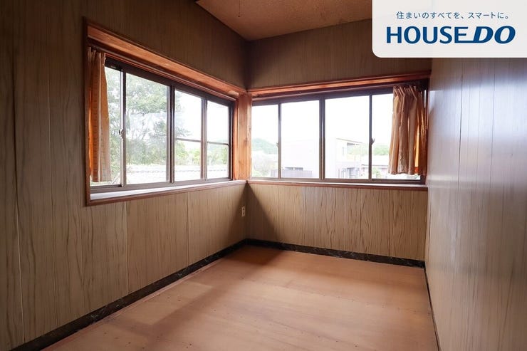 窓が多く明るい、開放感のあるお部屋です。