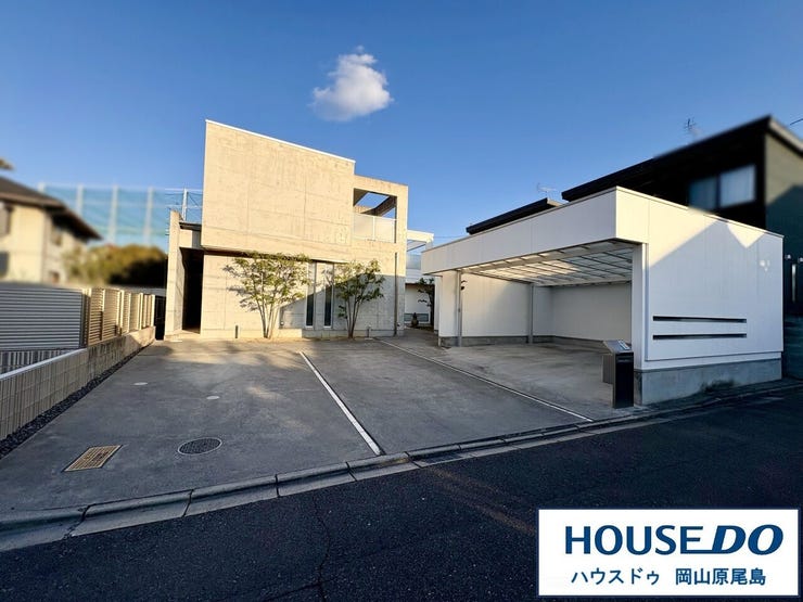 駐車は敷地西側に4台可能となっております♪